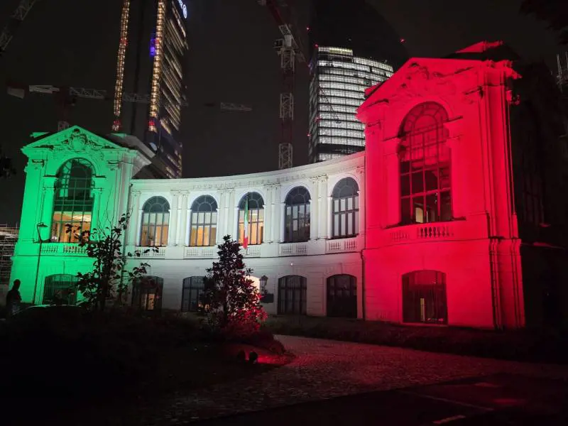 Fondazione Fiera, Palazzina degli Orafi si illumina con il tricolore