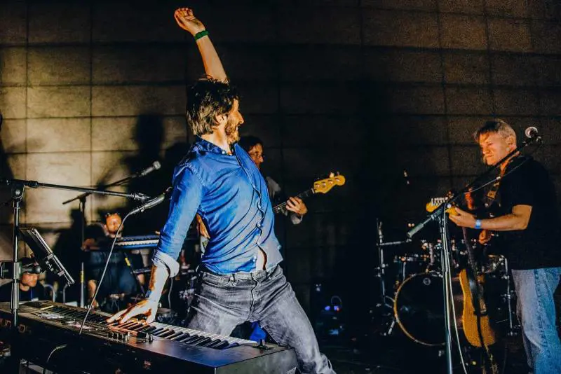 Il ritorno al live di Nicolò Cavalchini che fa cantare i Magazzini generali