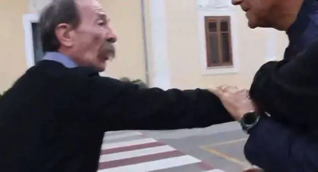 Aveva aggredito fisicamente un giornalista: consigliere del Pd si dimette in Sicilia