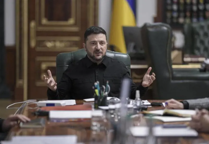 Zelensky visita la prima linea. E Putin schiera i riservisti a difesa di raffinerie e trasporti