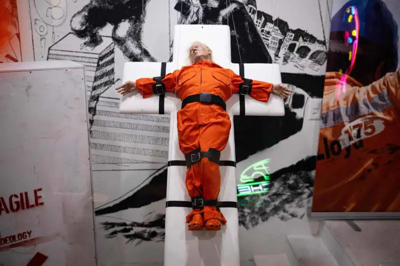 Donald Trump detenuto e crocifisso: bufera su un'installazione