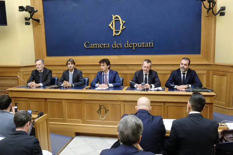 "Basta indagare gli agenti in automatico". Ecco la proposta di FdI per le forze dell'ordine