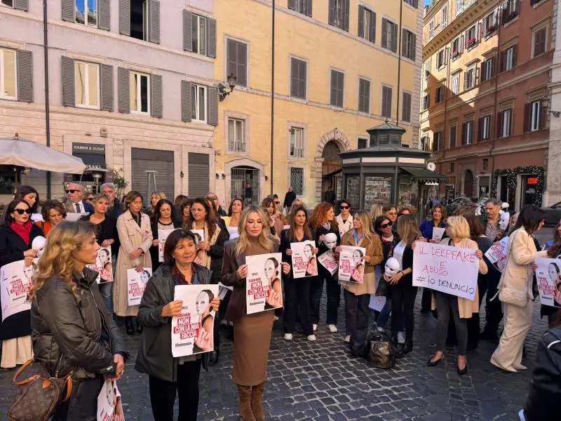 "Non con la mia faccia". A Roma il flash mob contro gli abusi con l’intelligenza artificiale