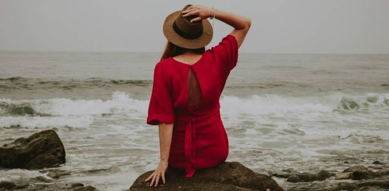 Donna in abito rosso