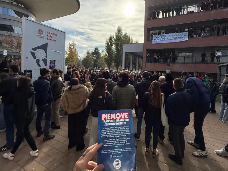 Promuovono bus gratis per studenti, ma sono di destra: attaccati dai centri sociali