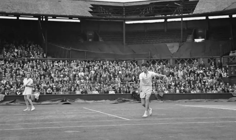 Pauline Betz e Budge Patty in un Centre Court bombardato 