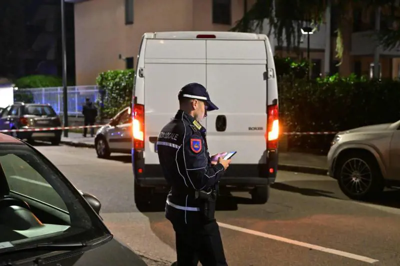 Dodicenne travolto da un furgone a Milano: incosciente dopo lo schianto. È gravissimo