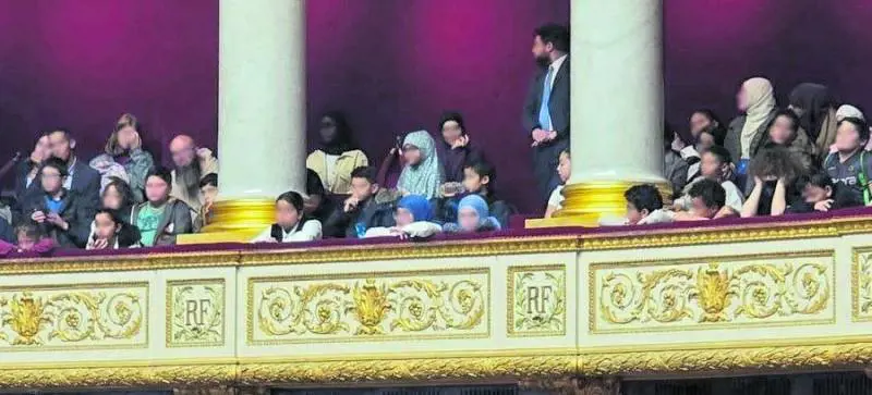 Francia, è bufera per le studentesse velate ospiti in Parlamento