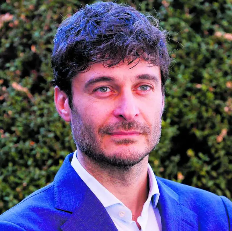 Ricciardi, un commissario tra i fantasmi e l'amore