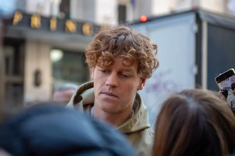 "A volte dormo con la luce accesa": la confessione di Sinner