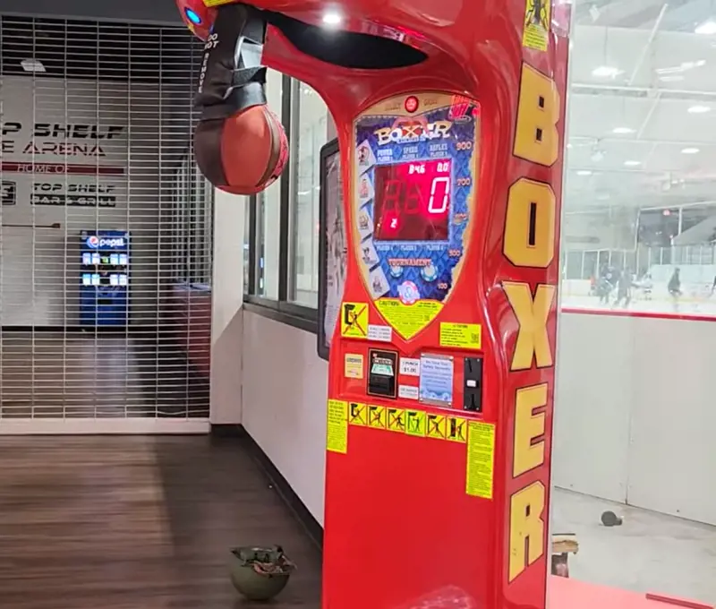 "È machista". Anche il tirapugni del luna park messo ko dal woke