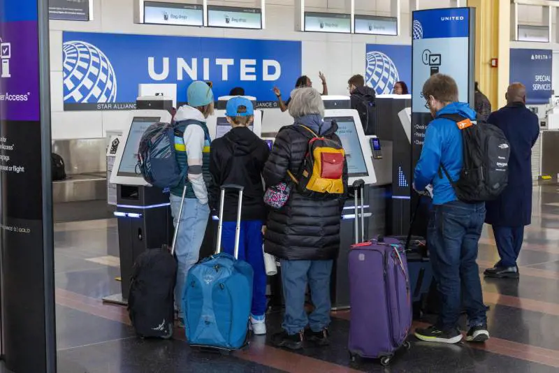 Caos shutdown negli Usa, quasi 800 viaggi cancellati: a rischio il 20% dei voli