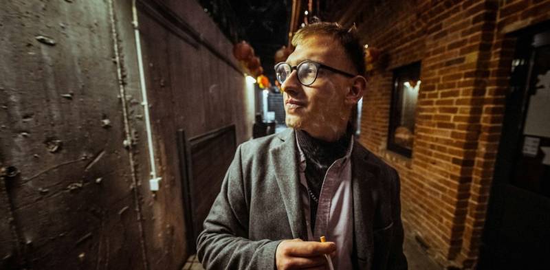 Ragazzo con abbigliamento a strati