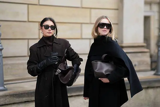 Scoaf coat, il cappotto con sciarpa incorporata. 5 look trendy da mattina a sera