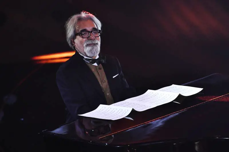 Morto il maestro Beppe Vessicchio, cos'è la polmonite interstiziale che l'ha ucciso