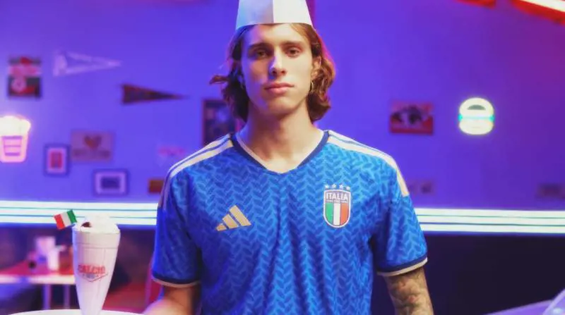 Adidas e FIGC presentano “Calcio Diner” con Calafiori nelle vesti di cameriere