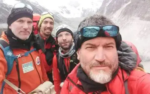 Alpinisti italiani dispersi in Nepal, gli sherpa interrompono le ricerche