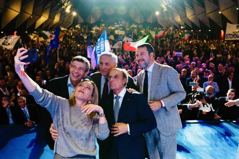 Meloni replica a Istat e Bankitalia. "Ci vuole molto coraggio a dire che la manovra favorisce i ricchi". L'affondo di Salvini sui migranti