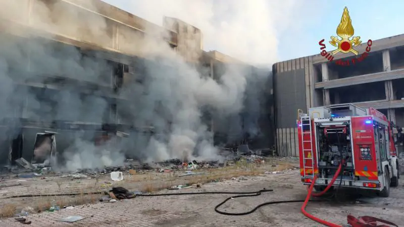 Paura a Roma, fiamme in un edificio occupato, persone all'interno: un uomo si getta per scampare al rogo