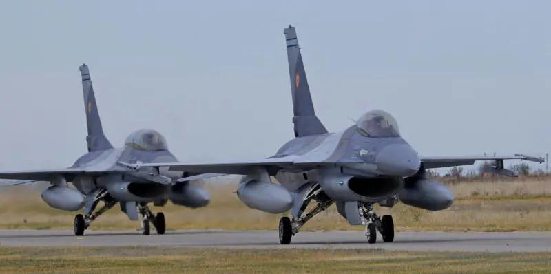 La Russia bombarda base ucraina con gli F-16
