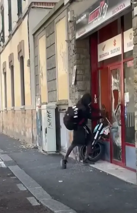 Spacca la vetrina con l'aspirapolvere e minaccia i passanti. La follia dello straniero