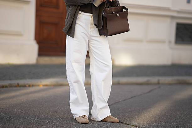 pantalone bianco con sneaker