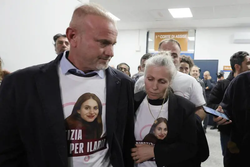 I genitori di Ilaria Sula alla prima udienza del processo per il femminicidio