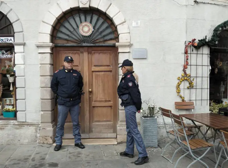 Taglia la gola al figlio di 9 anni. "Da poco poteva vederlo da sola"