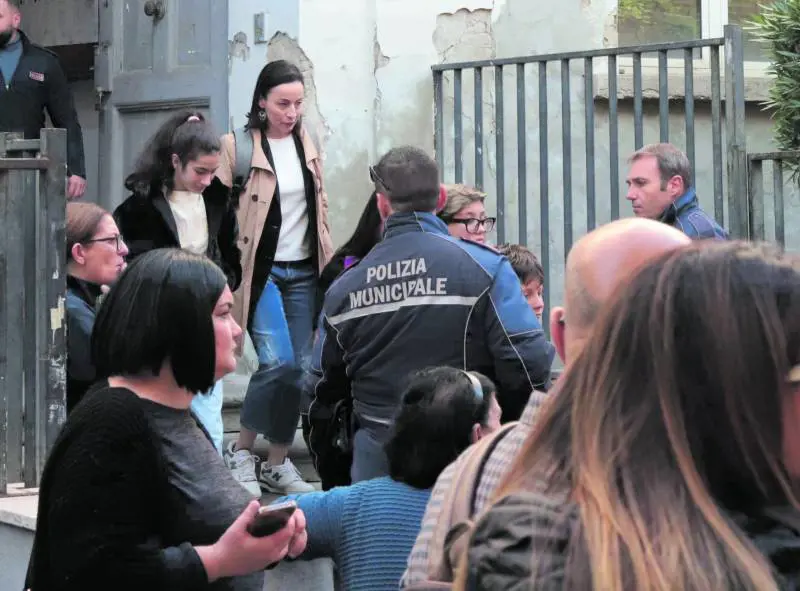 Si butta dalle scale a scuola. L'ultimo biglietto: "Scusate"