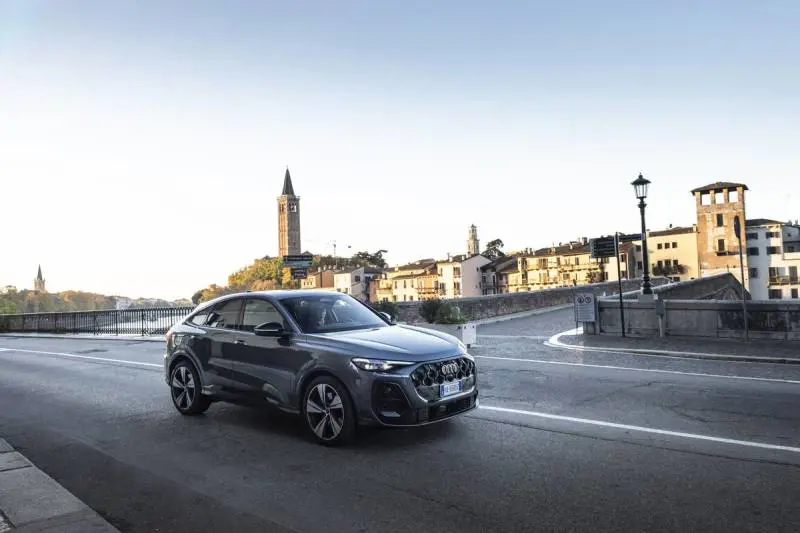 Audi Q5 e-hybrid: oltre 100 km di autonomia EV, potenza e versatilità senza compromessi