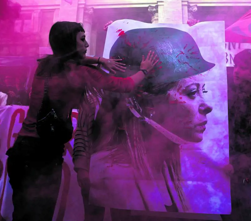 "No Meloni Day". Il venerdì dei violenti: feriti otto poliziotti