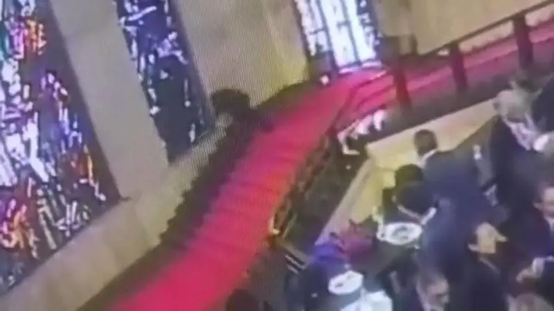 Inciampa e sfonda la vetrata di Sironi: disavventura per un assessore sardo