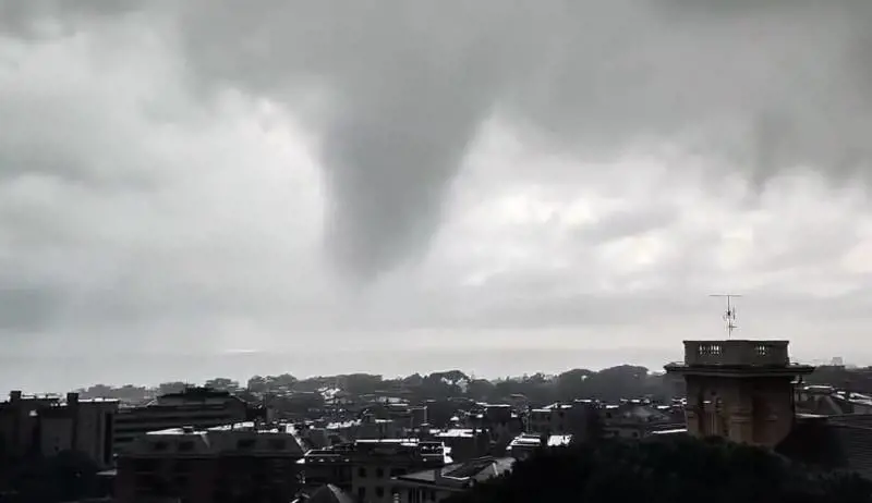 Trombe d'aria, container caduti e esondazioni: il maltempo flagella Genova