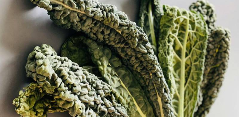 Cavolo nero sul tagliere