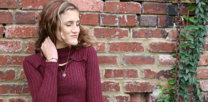 Ragazza con maglia in color borgogna