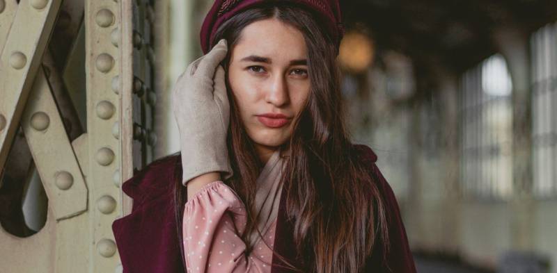 Outfit di tendenza con il borgogna