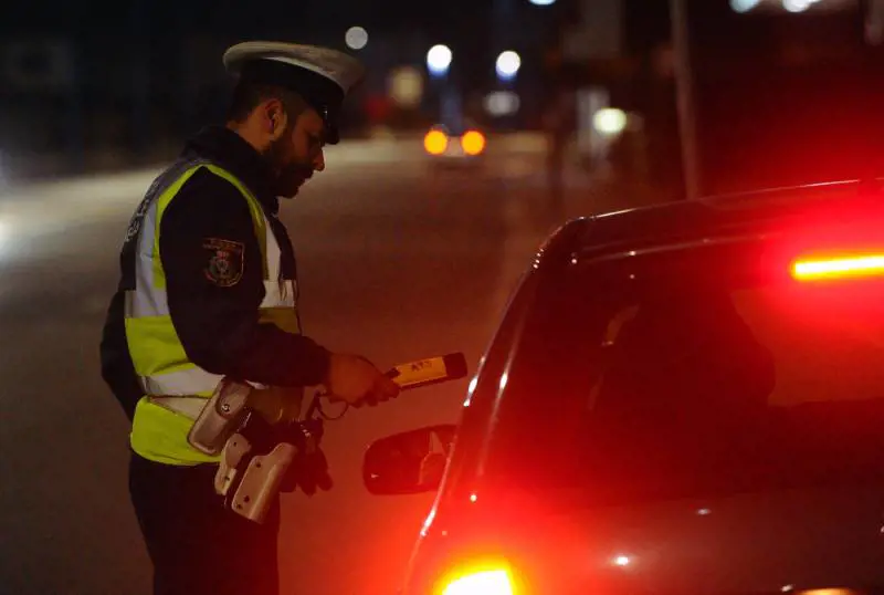 Beccato ubriaco alla guida, arriva un taxi. Ma pure il tassista è positivo all'alcoltest