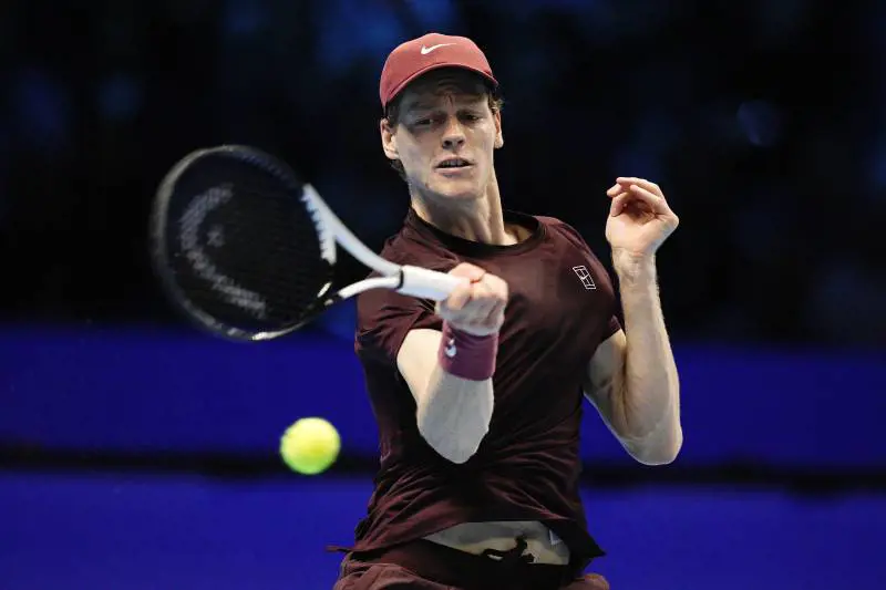 Atp Finals, Sinner-Alcaraz per il titolo: Jannik vince il 1° set, si torna in parità nel 2° set |7-6, 6-5