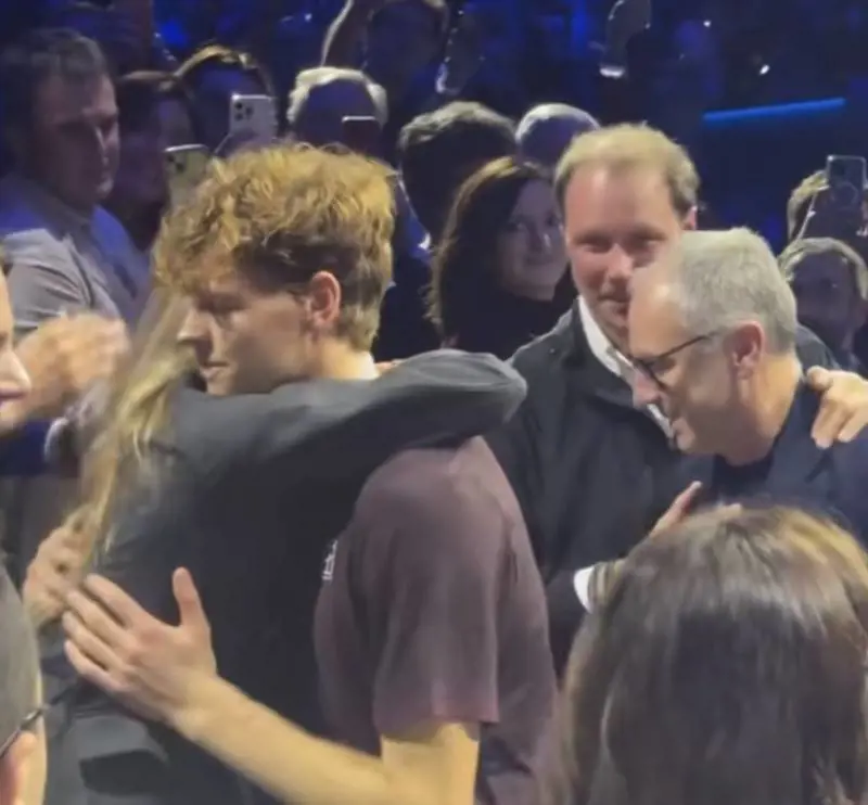 L’abbraccio a Laila, la foto col cane e la racchetta al fratello: Jannik dopo la vittoria