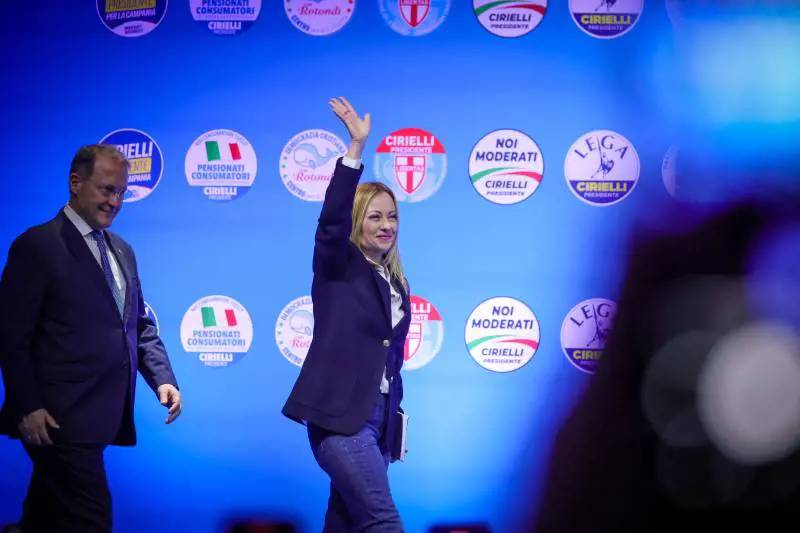 Meloni e il pragmatismo dei fatti nella "rivoluzione" delle destre