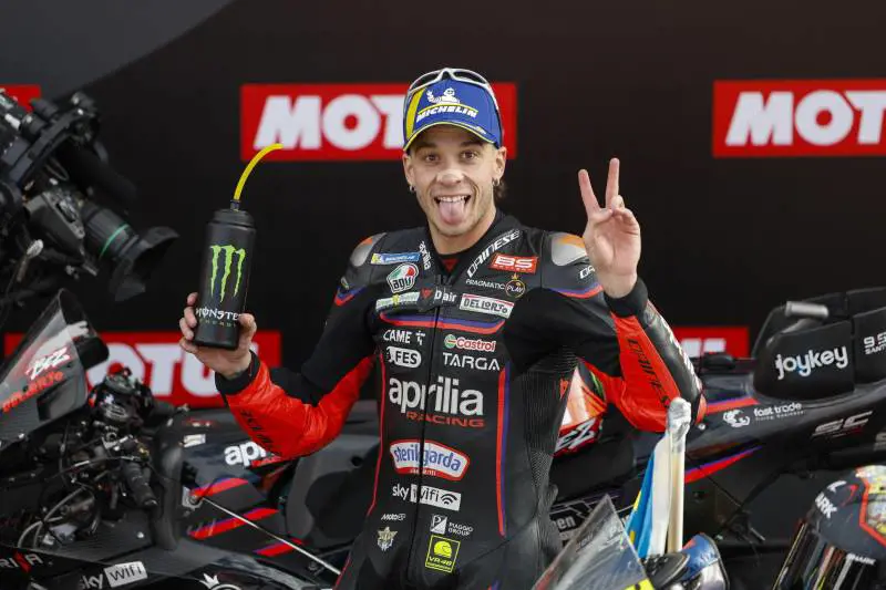 Aprilia e Bezzecchi ricominciano da 2 e lanciano la sfida a Ducati nel 2026