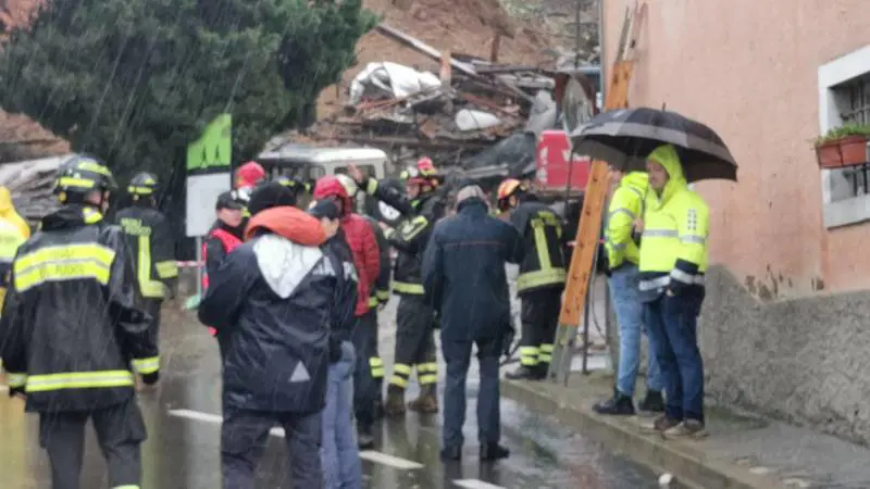 Frana travolge abitazione a Brazzano: un ferito estratto vivo, ricerche in corso per due dispersi