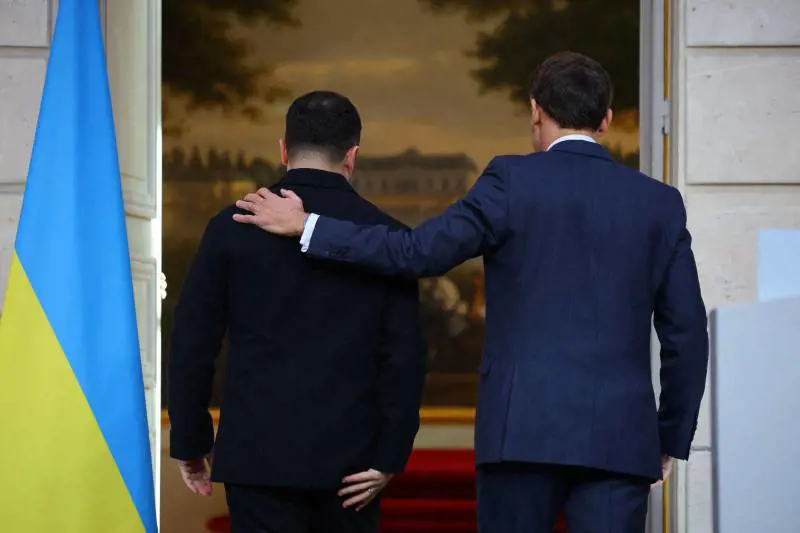 Zelensky da Macron: 100 caccia. E Ursula batte cassa per Kiev