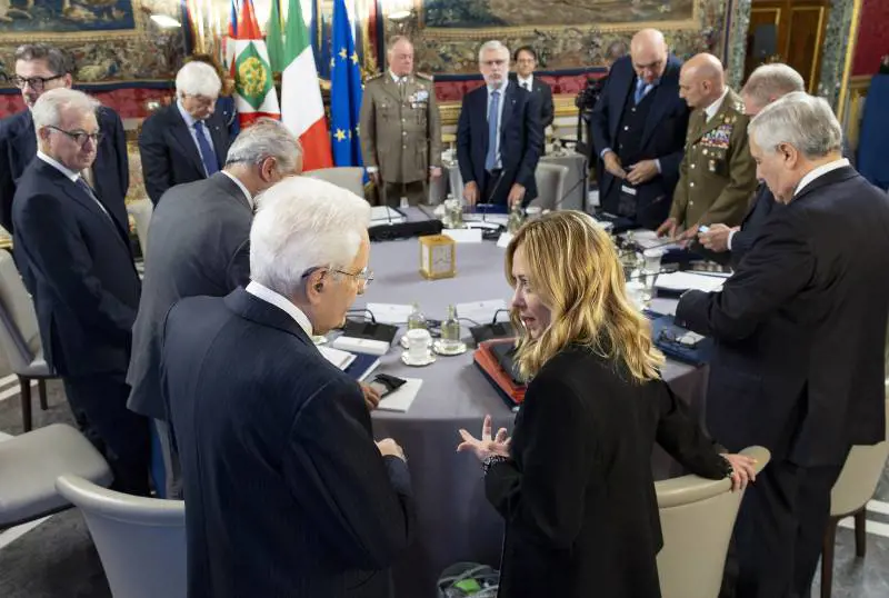 Mattarella e Meloni: ok aiuti all'Ucraina. "L'Europa si adegui alla guerra ibrida"