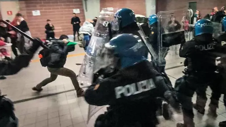 Preso l'anarchico violento che ferì otto poliziotti a Torino