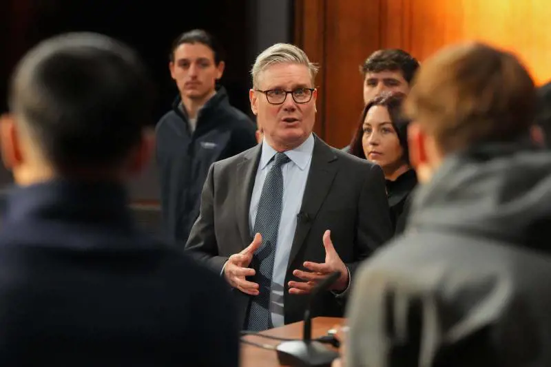 Gioielli sequestrati ai migranti e rimpatri più veloci e frequenti. Il pugno duro spacca il Labour