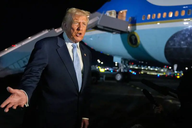 Trump (tradito dai suoi) apre su Epstein