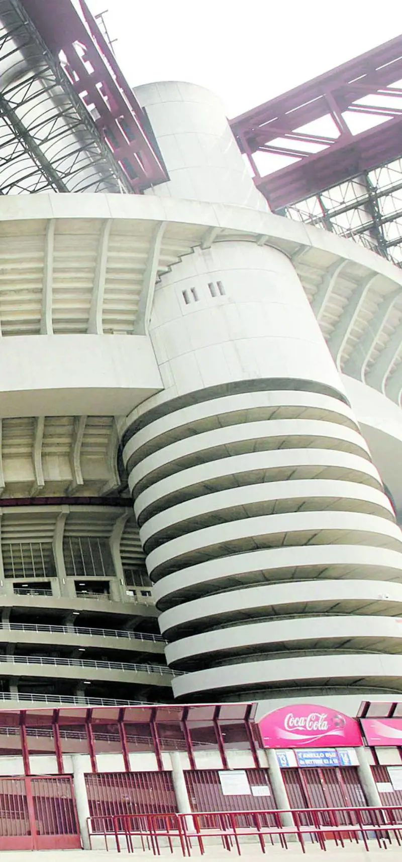 Violenza sessuale al Meazza, denunciato un addetto alle pulizie