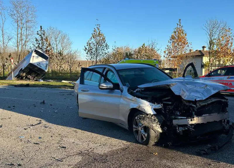 Pordenone, bus con studenti nel fosso dopo scontro con auto