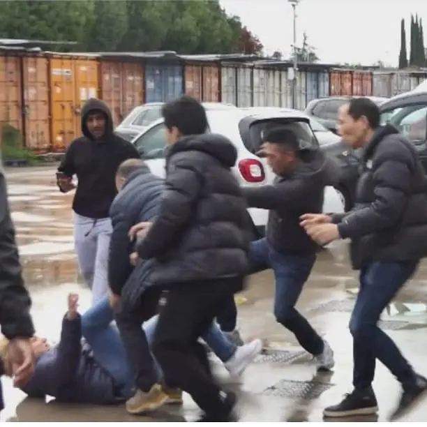 Un momento dell'aggressione avvenuta ieri a Prato